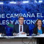 (I-D) El coordinador general y director de campaña, Elías Bendodo, el presidente del PP nacional, Alberto Núñez Feijóo, y la secretaria general del PP, Cuca Gamarra.