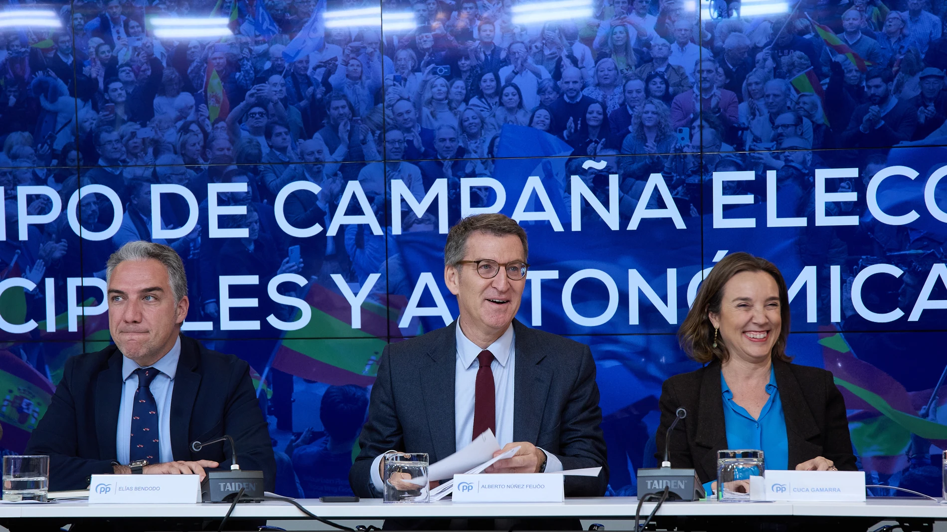 (I-D) El coordinador general y director de campaña, Elías Bendodo, el presidente del PP nacional, Alberto Núñez Feijóo, y la secretaria general del PP, Cuca Gamarra.