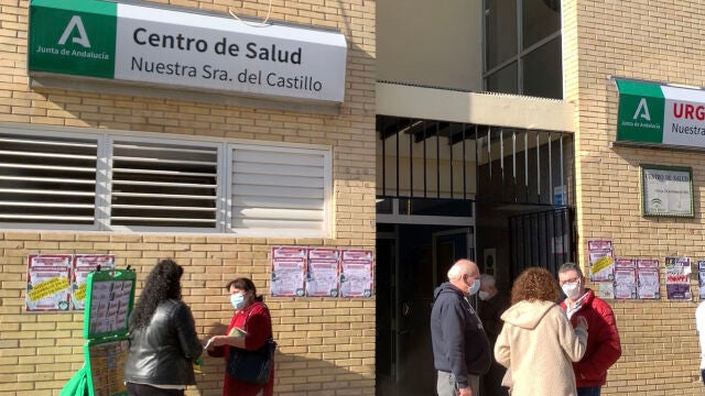 Fachada del centro de salud de Nuestra Señora del Castillo de la localidad sevillana de Lebrija