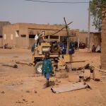 Un niño juega en la aldea de Gangue, en Ganguel, Sokoto, Níger (África)