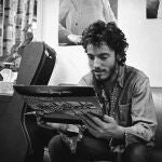 Bruce Springsteen sostiene, en 1973, el disco "Greetings From Asbury Park", su debut en la música