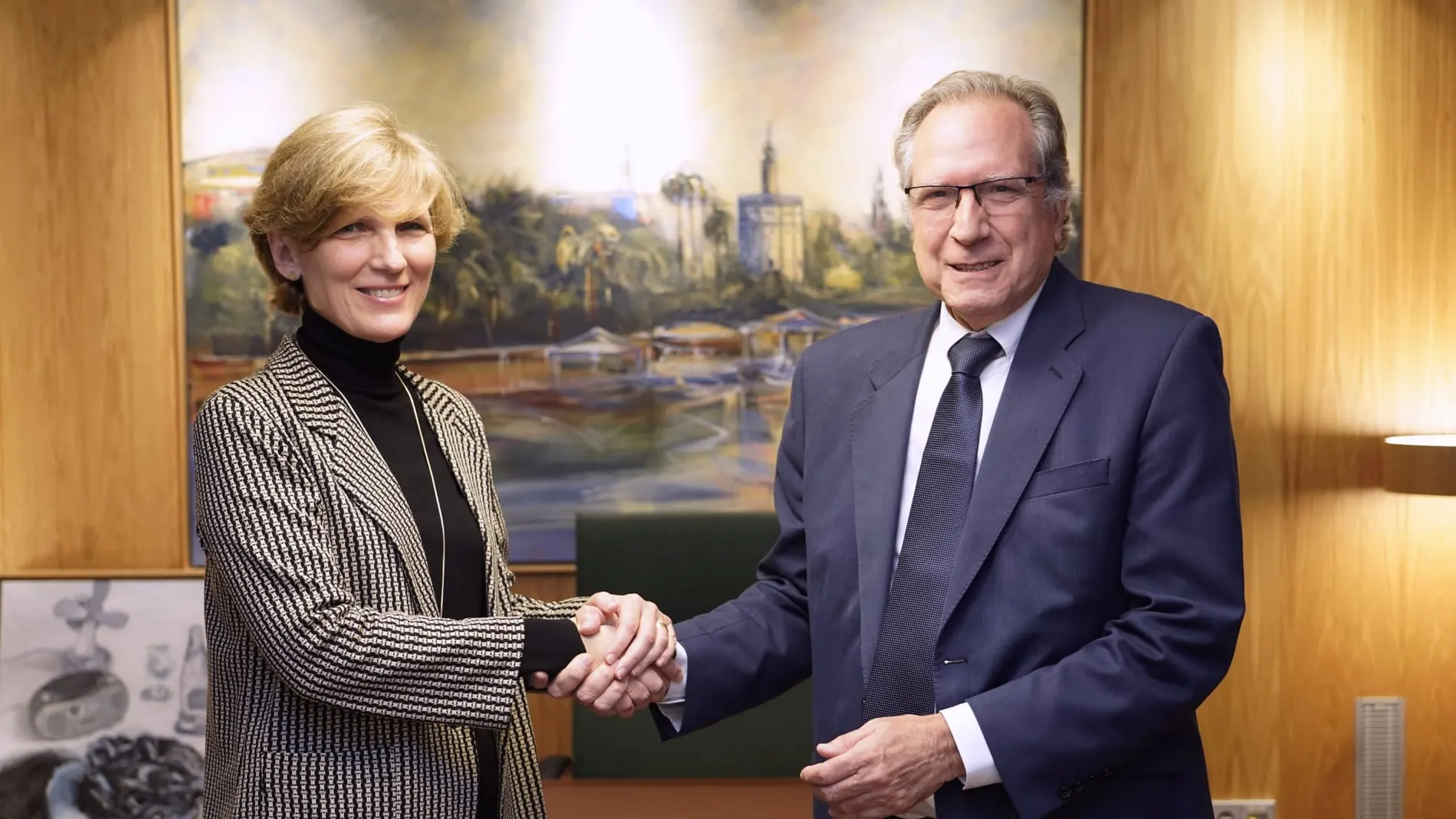 María Iraburu Elizalde, Rectora de la Universidad de Navarra, y Juan Iturri, presidente de CESUR, en la firma del convenio