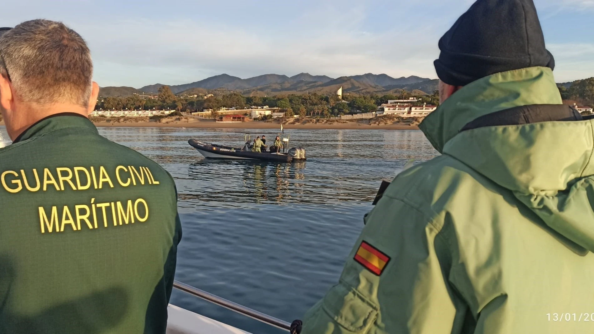 Miembros del Grupo Especial de Actividades Subacuáticas (GEAS) de la Guardia Civil de Málaga buscan en el mar los restos de la mujer asesinada y mutilada en Marbella