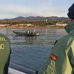 Miembros del Grupo Especial de Actividades Subacuáticas (GEAS) de la Guardia Civil de Málaga buscan en el mar los restos de la mujer asesinada y mutilada en Marbella