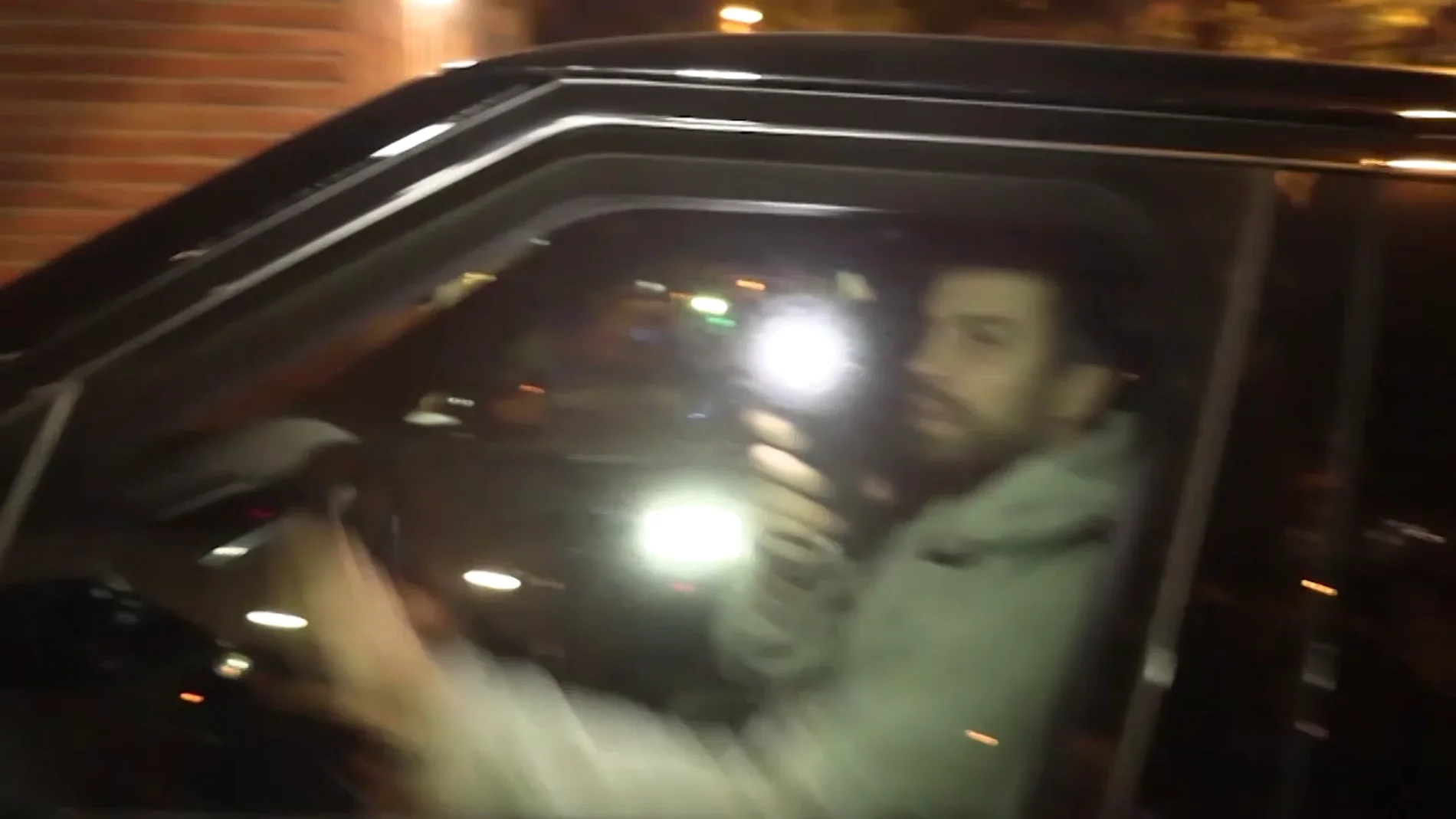Gerard Piqué reaparece tras el huracán Shakira al volante y con el móvil