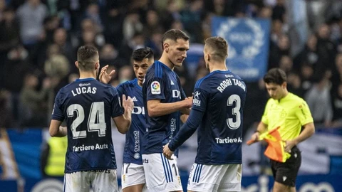 Los jugadores del Real Oviedo celebrando un gol