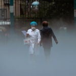 Un personal médico sale de la parte mortuoria de un hospital mientras otra persona acaba de entrar en las instalaciones en Shanghái