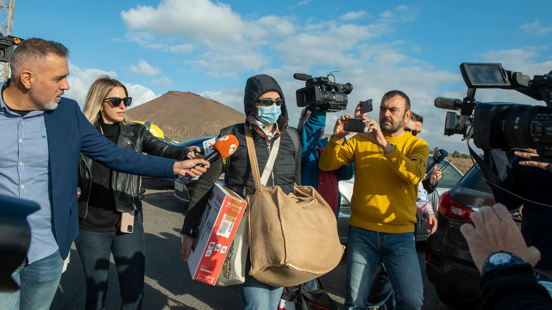 GRAFCAN4368. ARRECIFE (LANZAROTE) (ESPAÑA), 13/01/2023.- El presunto asesino de la joven paraguaya Romina Celeste Núñez, su marido Raúl D. (c), ha salido este viernes de la cárcel de Lanzarote al cumplir el tiempo máximo de prisión preventiva a la espera de juicio (cuatro años) para indignación de la familia de la víctima, que teme que se fugue. EFE/ Adriel Perdomo