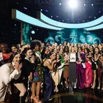 Las concursantes de Miss Universo posan junto a la corona