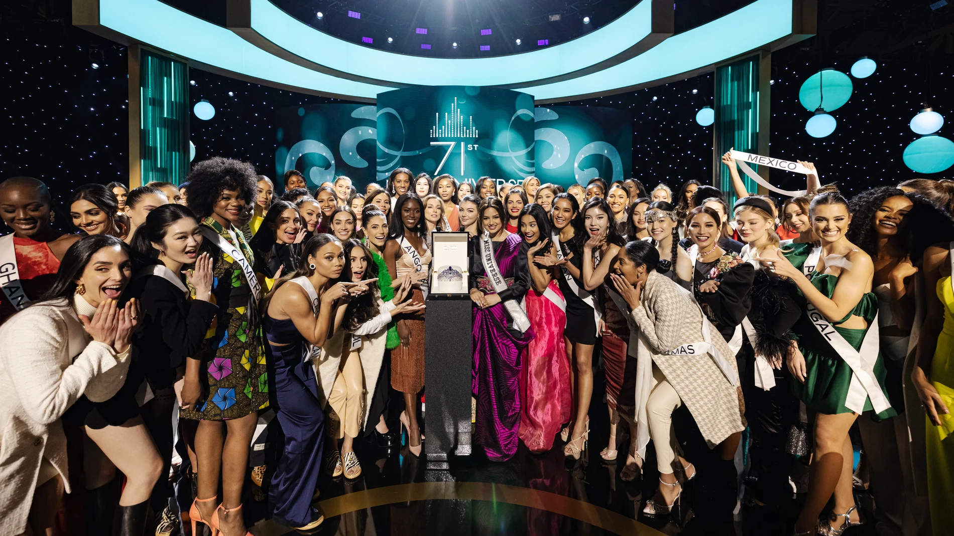 Las concursantes de Miss Universo posan junto a la corona
