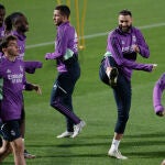 l delantero francés del Real Madrid Karim Benzemá (c) se ejercita con el resto de sus compañeros durante el entrenamiento de preparación para la final de la Supercopa