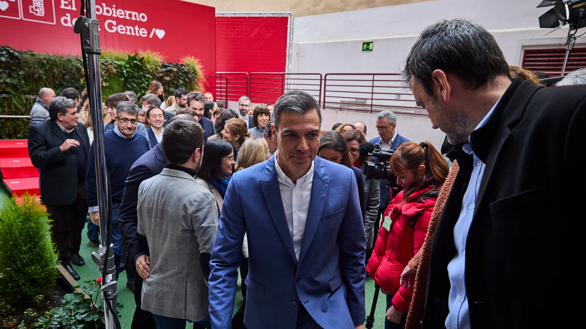 El presidente del Gobierno, Pedro Sánchez y miembros del gobierno pertenecientes a la ejecutiva posan durante la foto de familia de la reunión especial de la Ejecutiva Federal del PSOE.