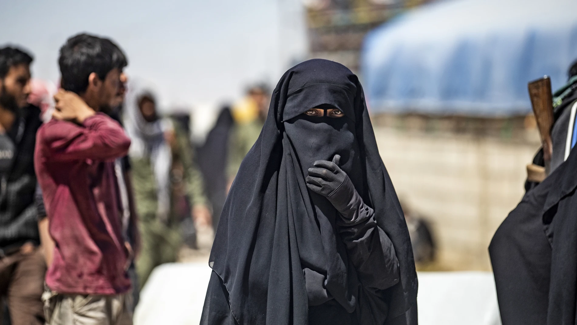 Una mujer aguarda a ser repatriada del campamento sirio de Al Hol bajo control kurdo