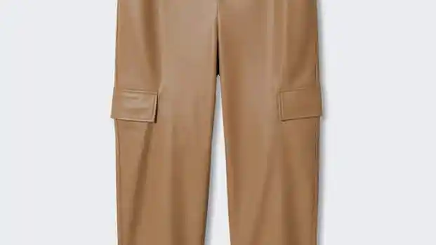 Pantalón cargo efecto piel