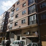 Edificio donde se ha tirado un hombre tras agredir presuntamente a su pareja