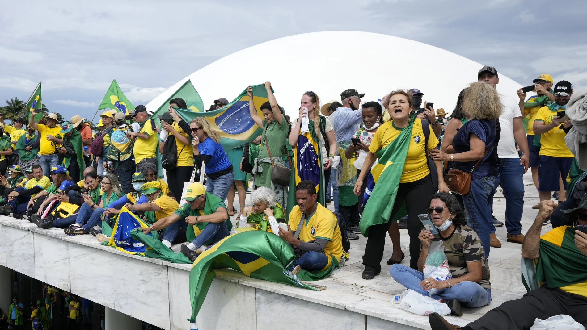 Simpatizantes de Jair Bolsonaro en el tejado del Congreso de Brasil