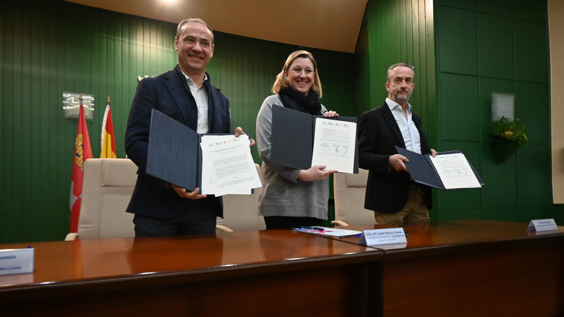 Isabel Blanco con los responsables de Lares y Acalerte durante la firma del protocolo