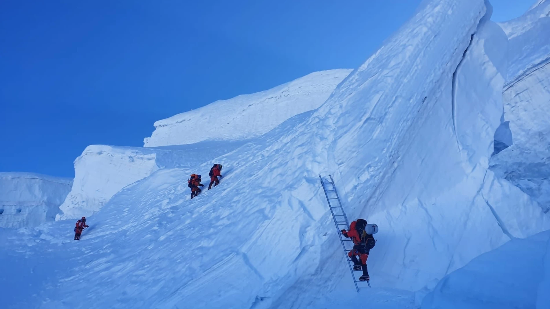 La expedición de Alex Txikon, en su ascensión al Manaslu (8.163 metros)