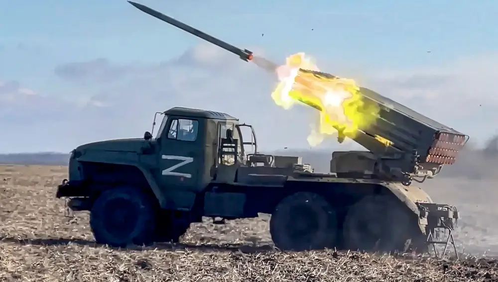 Una imagen tomada de un vídeo distribuido por el ministerio de Defensa ruso el 13 de enero de 2023 muestra un lanzacohetes múltiple ruso BM-21 Grad de 122 mm en Donetsk