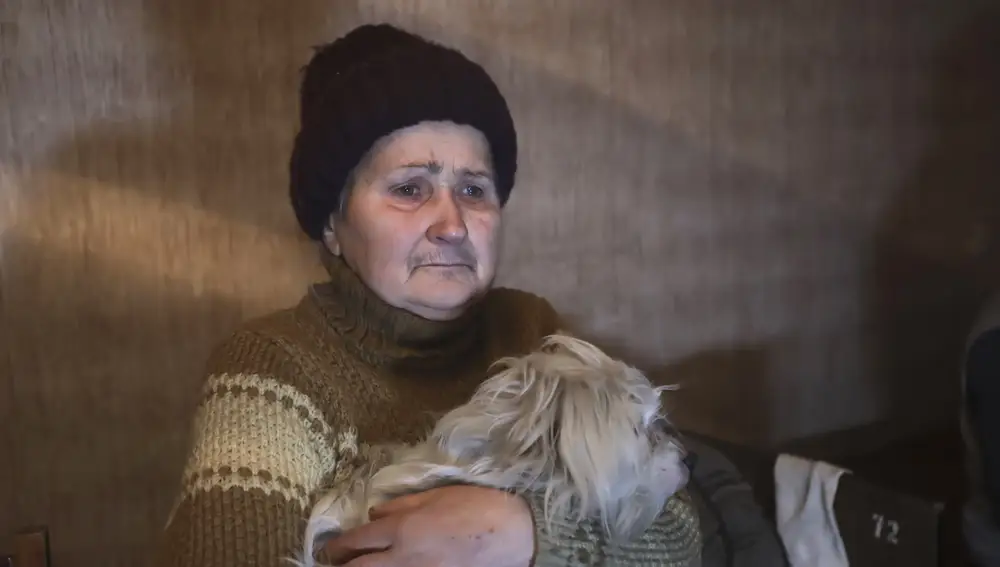 Una anciana de Soledar sostiene a su mascota, mientras está sentada dentro de un alojamiento temporal en algún lugar cerca de Shakhtarsk, en la región de Donetsk controlada por Rusia