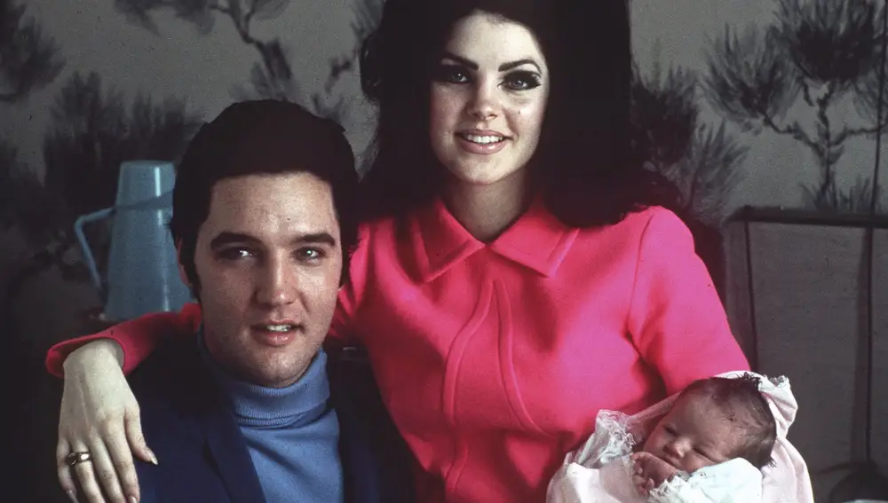 Elvis Presley y Priscilla con su hija recién nacida, el 5 d febrero de 1968.