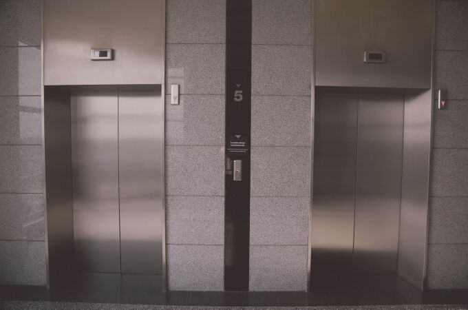 Los ascensores tienen espejos por varios motivos psicológicos| Fuente: Suppadeth wongyee / Pixabay
