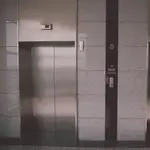 El anciano fue hallado en el hueco del ascensor