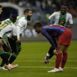 Los jugadores del Barcelona se lamentan después del primer empate del Betis en las semifinales de la Supercopa