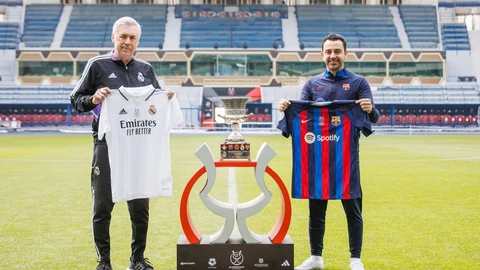 Carlo Ancelotti y Xavi Hernández posan juntos con la Supercopa de España antes de la final entre Real Madrid y FC Barcelona