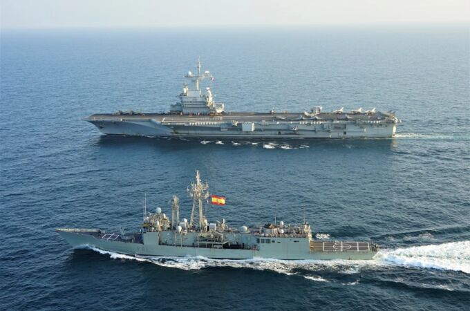 La fragata española "Santa María" y el portaaviones francés Charles de Gaulle navegan juntos