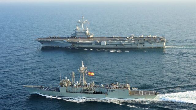 La fragata española "Santa María" y el portaaviones francés Charles de Gaulle navegan juntos