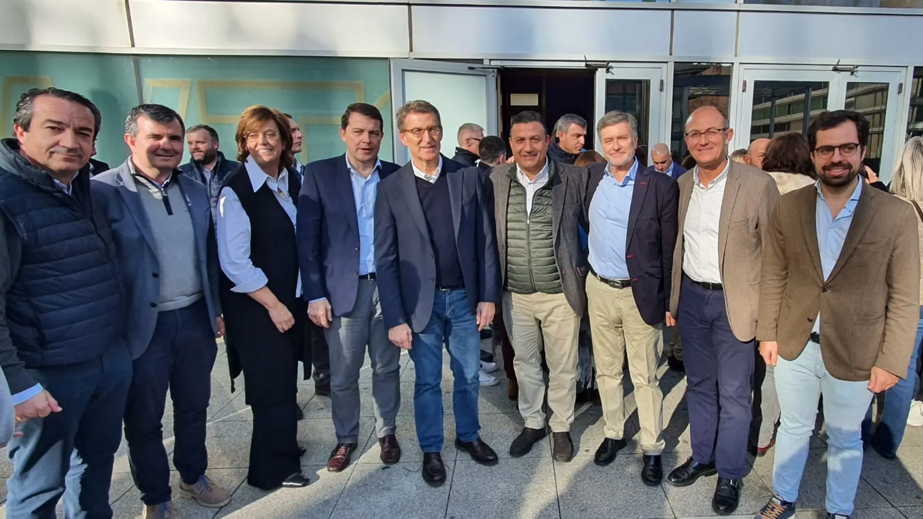 Alberto Nuñez Feijóo junto a parte de la delegación castellano y leonesa del PP
