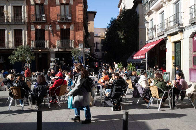 Varias personas disfrutan de las agradables temperaturas registradas en Madrid antes de Reyes