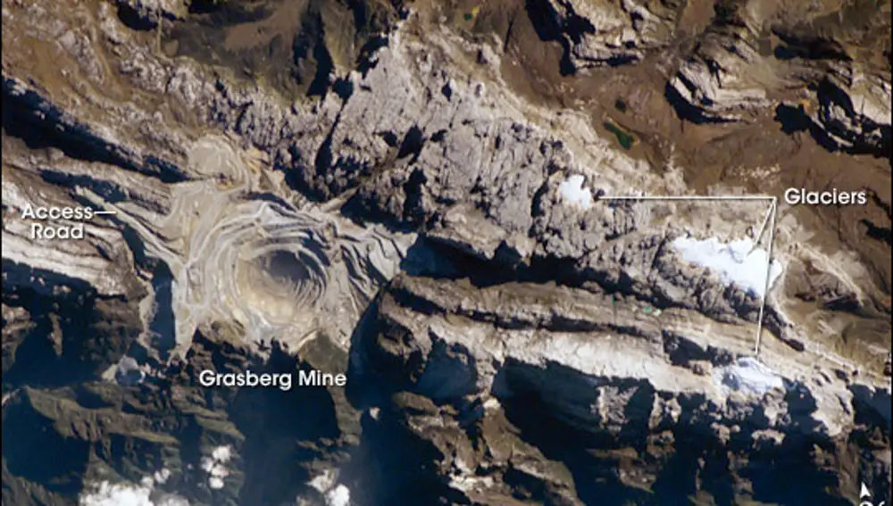 Foto aérea de la NASA de la mina Grasberg en la provincia de Papua, Indonesia.