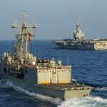La fragata española junto al portaaviones francés Charles de Gaulle