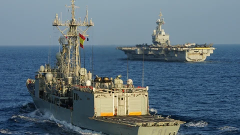 La fragata española junto al portaaviones francés Charles de Gaulle