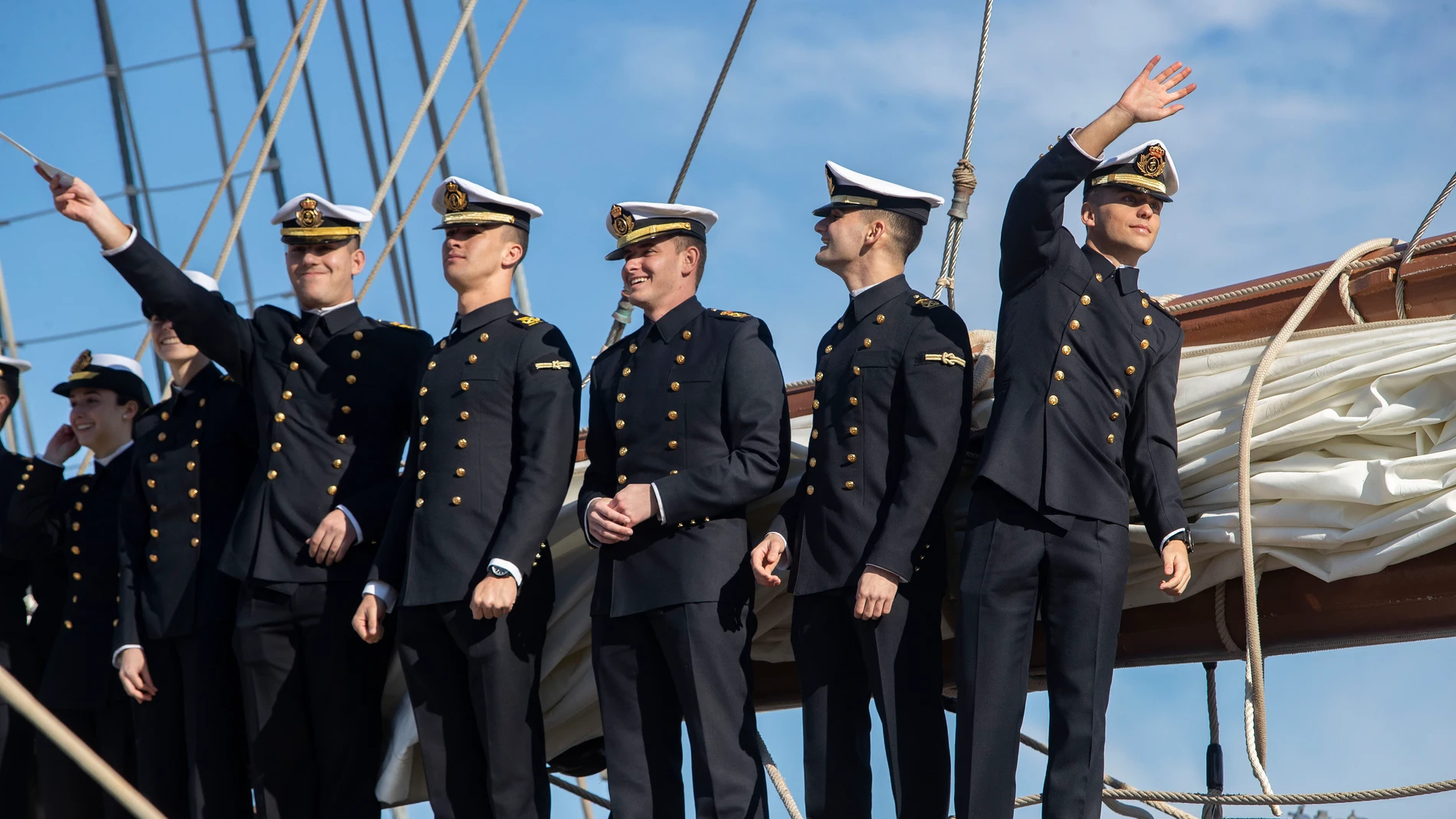 El buque escuela Juan Sebastián de Elcano, de la Armada Española ha zarpado este sábado desde el Puerto de Cádiz