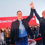 El alcalde de Sevilla, Antonio Muñoz, participa en un acto público de partido junto el secretario general del PSOE y presidente del Gobierno, Pedro Sánchez