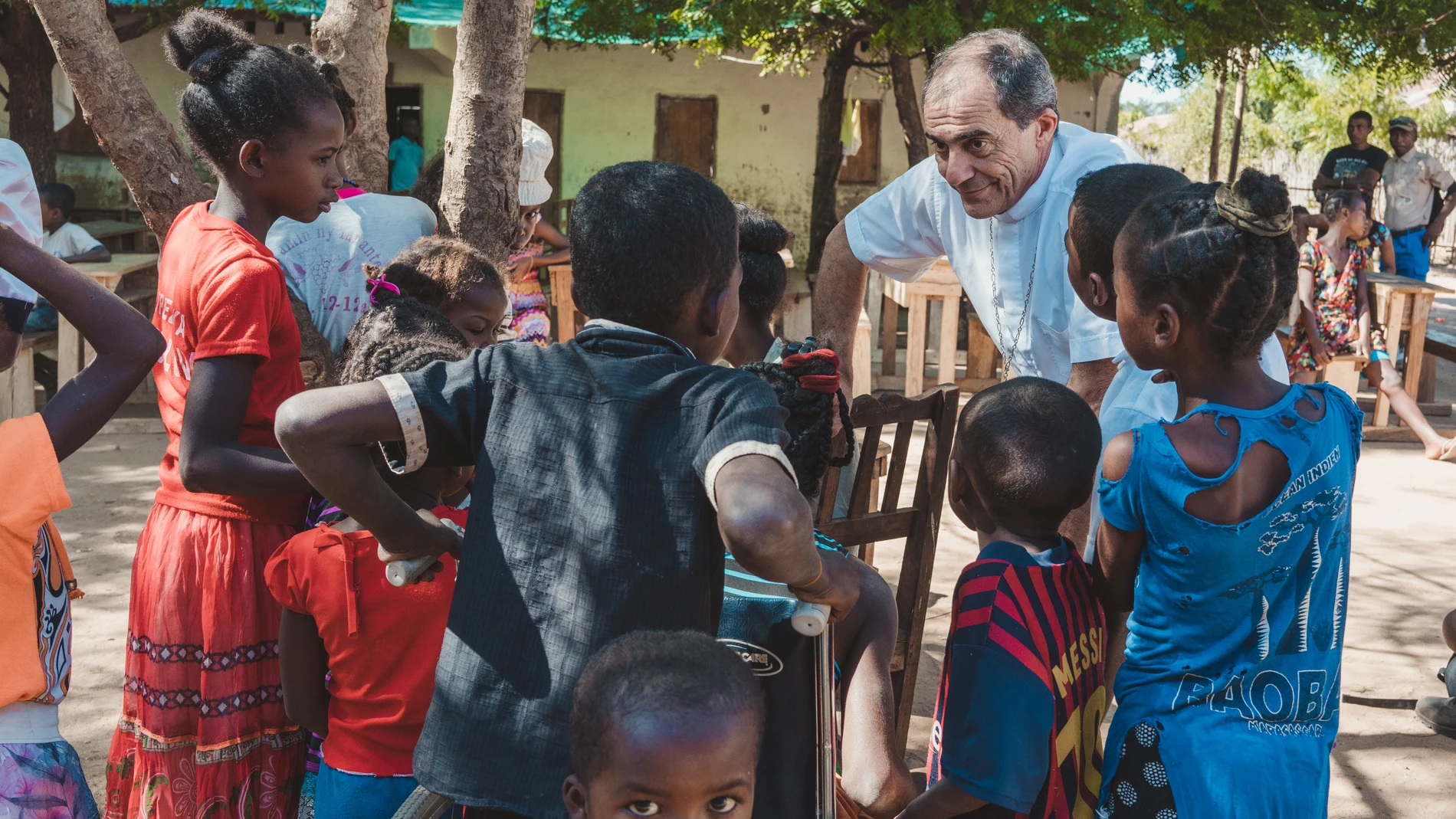 El obispo misionero Gustavo Bombín, en Madagascar