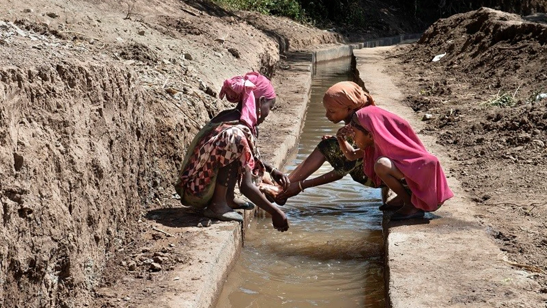 Niñas en un canal que riega cultivos en una comunidad rural en Etiopía mediante paneles solares que ayudan a bombear el agua en un proyecto financiado por AECIDMIGUEL LIZANA/AECID (Foto de ARCHIVO)01/01/1970