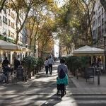 La calle del Almirall Churruca, dos vías reconvertidas en una con las tradicionales viviendas a lado y lado