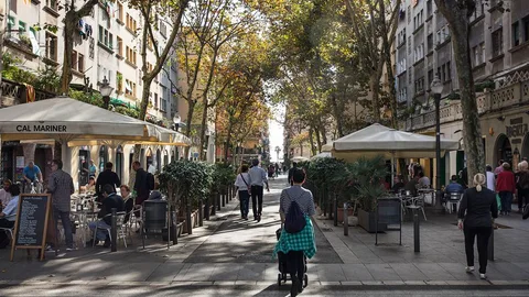 La calle del Almirall Churruca, dos vías reconvertidas en una con las tradicionales viviendas a lado y lado