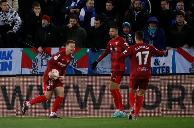 Rakitic celebra el gol que bastó para que el Sevilla ya esté en cuartos de Copa