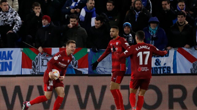 Rakitic celebra el gol que bastó para que el Sevilla ya esté en cuartos de Copa
