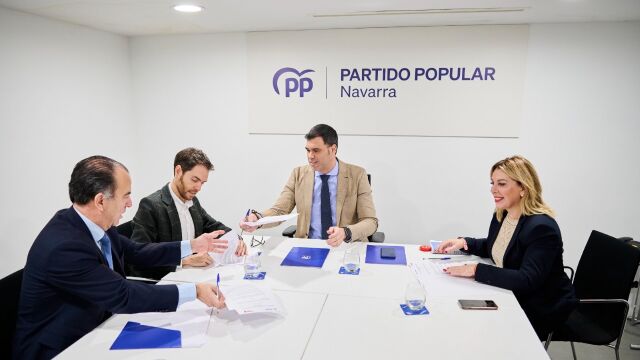 El líder del PP de Navarra, Javier García junto a la secretaria general del partido, Amelia Salanueva firma el acuerdo con Sergio Sayas y Carlos Adanero.