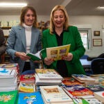 La consejera de Educación, Rocío Lucas (c), ha visitado el Colegio de Educación Infantil y Primaria ?Las Pedrizas?, donde ha informado del programa de gratuidad de libros de texto Releo Plus