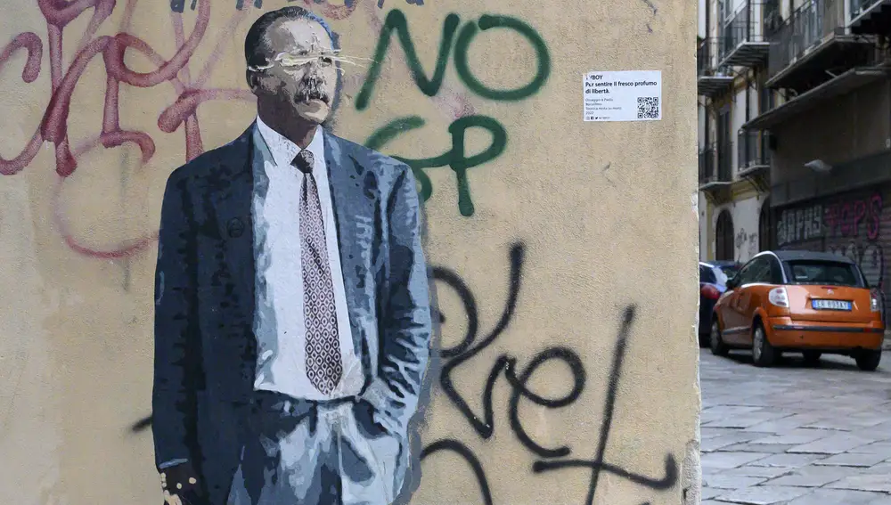 El mural del fiscal antimafia Paolo Borsellino creado por el artista callejero TvBoy y dañado por desconocidos en agosto se ve en Palermo, Italia