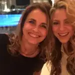 Monserrat Bernarbeu, madre de Gerard Piqué, y Shakira en una imagen de archivo