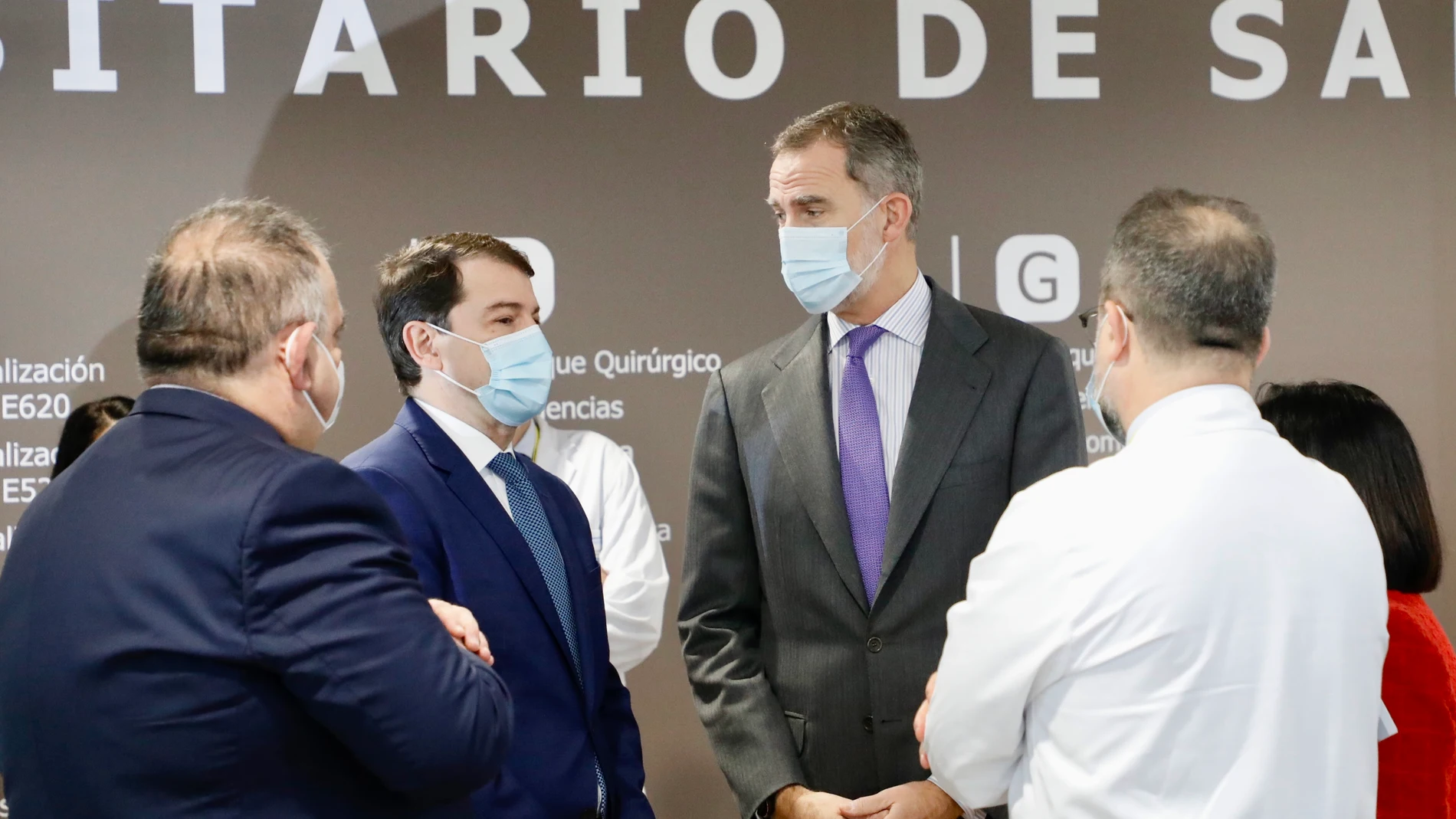 El rey visita el nuevo edificio del Hospital Universitario de Salamanca junto al presidente Fernández Mañueco y el consejero Alejandro Vázquez