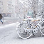 Varias bicicletas cubiertas de nieve en Vitoria
